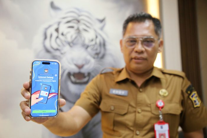 Kepala Dispendukcapil Kota Surabaya, Eddy Christijanto