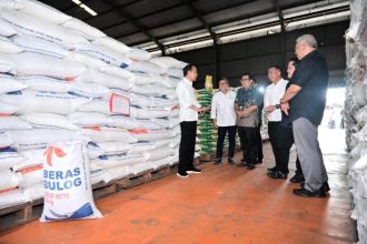 Presiden Joko Widodo menyerahkan bantuan beras cadangan pangan pemerintah kepada keluarga penerima manfaat di Gudang Bulog Cibitung, Kabupaten Bekasi, Provinsi Jawa Barat, Jumat (16/2/2024) | dok/foto: BPMI Setpres