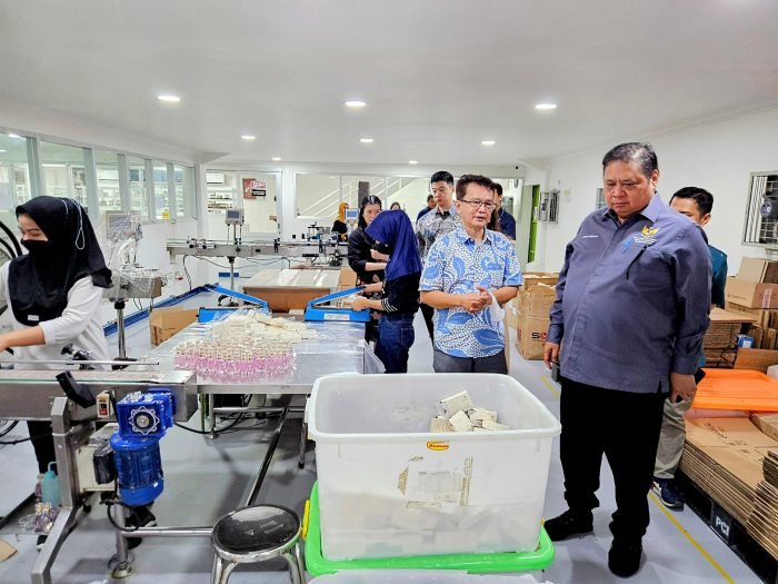 Menteri Koordinator Bidang Perekonomian Airlangga Hartarto saat melakukan kunjungan ke pabrik PT Pillars Cosmetiklon Indonesia di Tangerang, Banten, Sabtu (3/2/2024) | dok/foto: Ekon