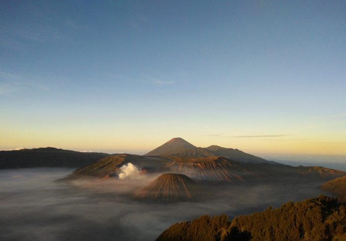 Ilustrasi: Gunung Semeru yang berada di wilayah Provinsi Jawa Timur | Source: Pixabay