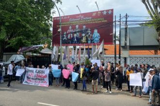 Aksi damai di depan Kantor KPU Jawa Timur, Jumat (1/3/2024) | dok/foto: JK