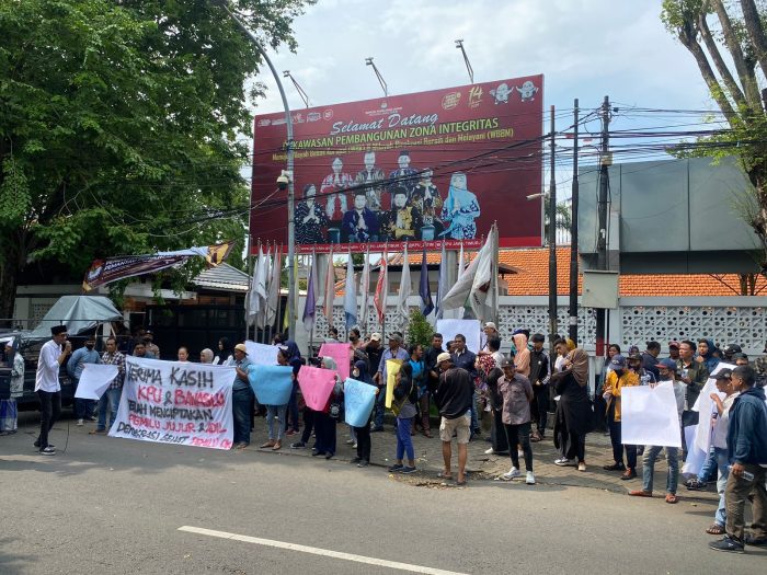 Aksi damai di depan Kantor KPU Jawa Timur, Jumat (1/3/2024) | dok/foto: JK