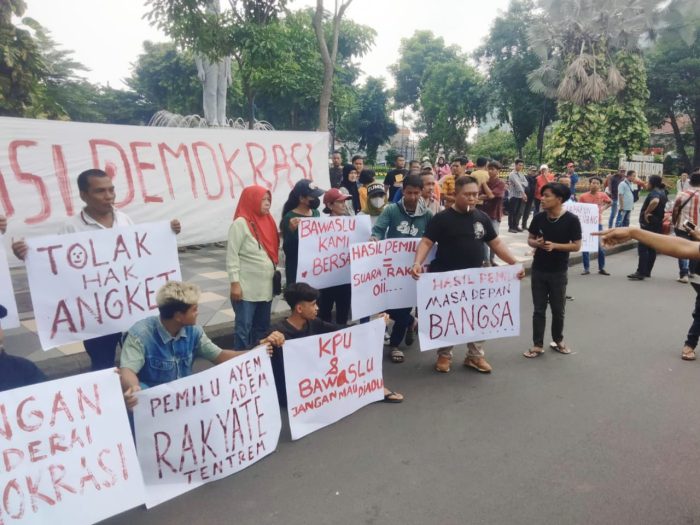 Aksi massa di depan Gedung Negara Grahadi Surabaya, Selasa (5/3/2024) siang | dok/foto: Jk