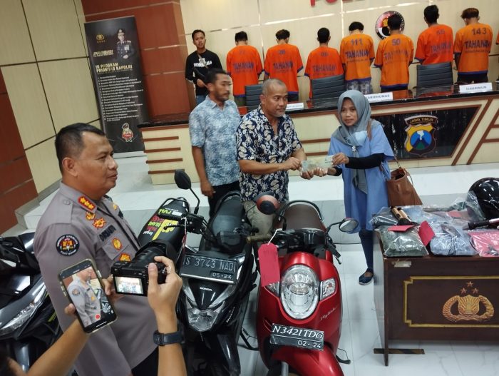 Polda Jawa Timur menyerahkan sepeda motor milik warga yang sebelumnya hilang dicuri | dok/foto: JK