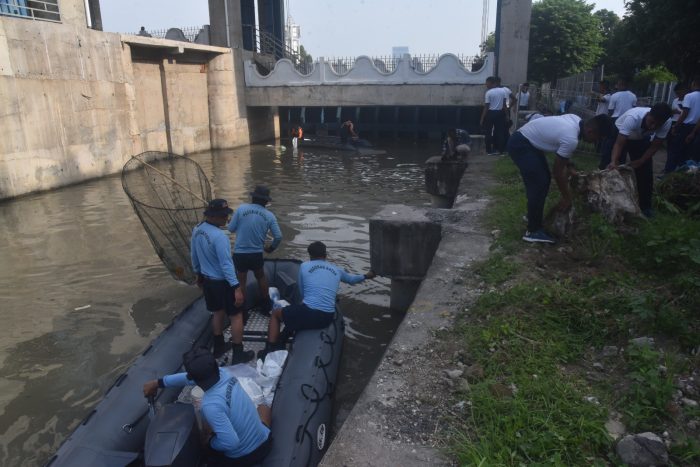 Kegiatan bersih-bersih sampah di aliran dan bantaran Sungai Kalimas Surabaya, Jawa Timur, Jumat (8/3/2024) | dok/foto: Dispen Koarmada II