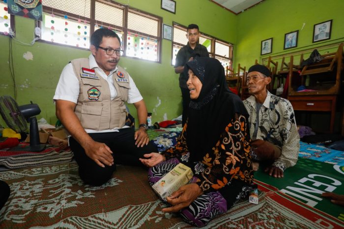 Pj Gubernur Jawa Tengah, Nana Sudjana, saat memberikan bantuan pangan kepada warga korban banjir di Kabupaten Demak, Minggu (24/3/2024) | dok/foto: Hum/Jateng