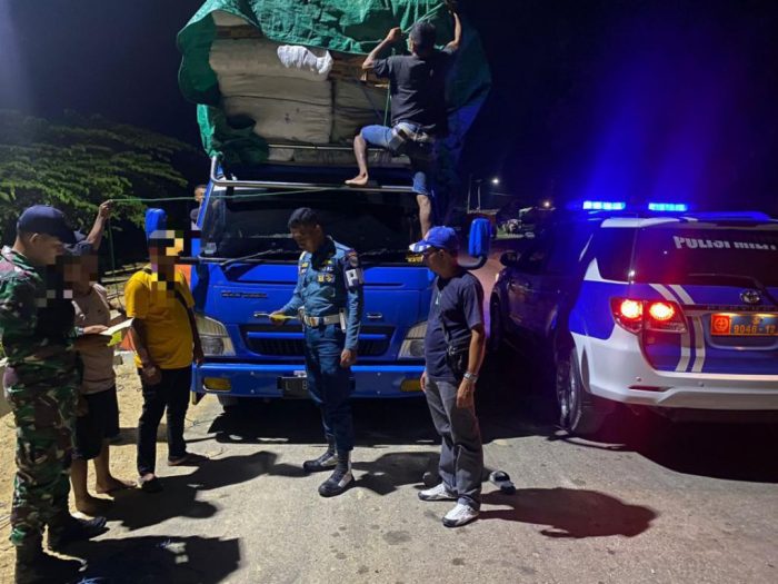 Satgaspam Lanal Labuan Bajo saat mengamankan truk ekspedisi yang diduga mengangkut rokok ilegal di Pelabuhan Multipurpose Pelindo, Labuan Bajo, Manggarai Barat, NTT, Rabu (27/4/2024) | Source: Dispenal