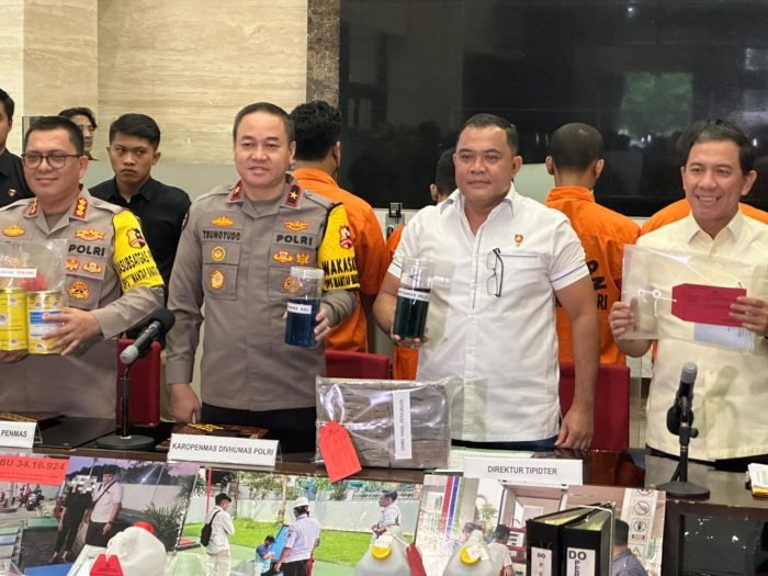 Konferensi pers ungkap kasus peredaran BBM Palsu di Mabes Polri, Jakarta, Kamis 28 Maret 2024 | dok/foto: Divhum/Polri