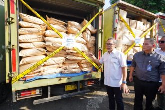 Mendag Zulkifli Hasan memimpin pemusnahan produk impor yang melanggar aturan | dok/foto: Hum/Kemendag