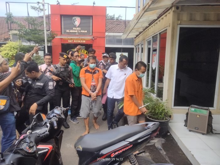 Kedua pelaku pencurian kendaran bermotor saat diamankan Polres Pelabuhan Tanjung Perak | dok/foto: JK/Istimewa