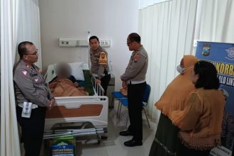 Kasatlantas Polrestabes Surabaya AKBP Arif Fazlurrahman bersama jajarannya saat mengunjungi korban laka lantas di RS Ubaya Surabaya, Rabu (6/3/2024) | dok/foto: Istimewa