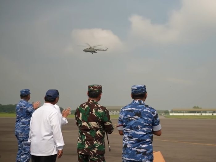 Presiden Joko Widodo saat meninjau simulasi pengiriman bantuan di Pangkalan TNI AU Iswahjudi, Magetan, Jawa Timur, Jumat (8/3/2024) | Source: YT/BPMI Setpres
