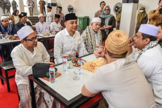 Wali Kota Surabaya Eri Cahyadi bersama para kyai, habaib, ulama dan tokoh masyarakat saat meresmikan Serambi Ampel, Selasa (5/3/2024) | dok/foto: Pemkot Surabaya