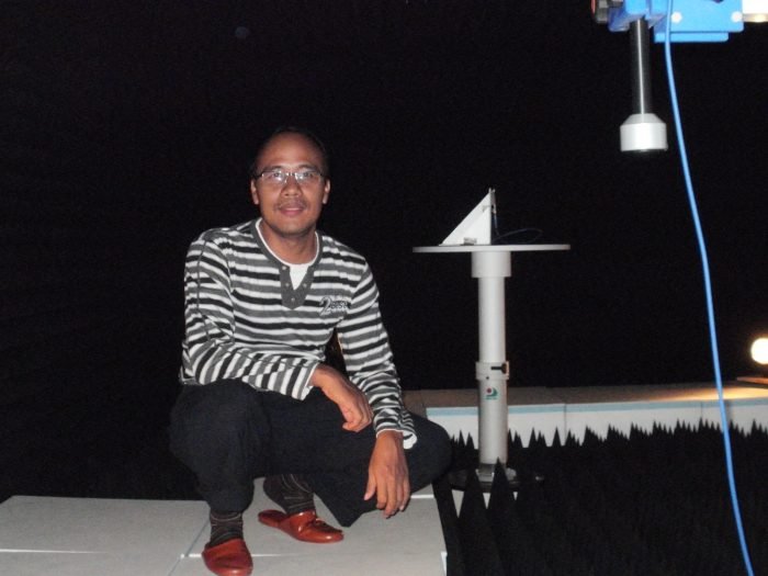 Prof Dr Mashuri SSi MSi di ruang kedap gelombang elektromagnetik untuk melakukan penelitian