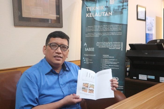 Prof Herman Pratikno ST MT PhD saat menjelaskan hasil percobaan bio-korosi pada material yang telah melalui proses pemanasan full anealling | dok/foto: Hum/ITS