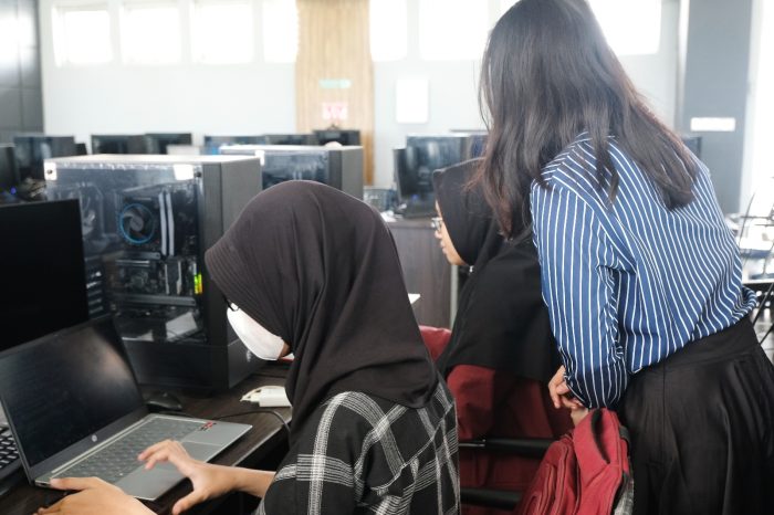 Tim ITS Nabu saat mendampingi peserta dalam menyelesaikan tantangan yang diberikan dalam pelatihan Women in Cyber Security
