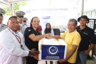 Penyerahan bantuan produk perikanan kepada korban bencana alam di Sumatera Barat | dok/foto: Hum/KKP