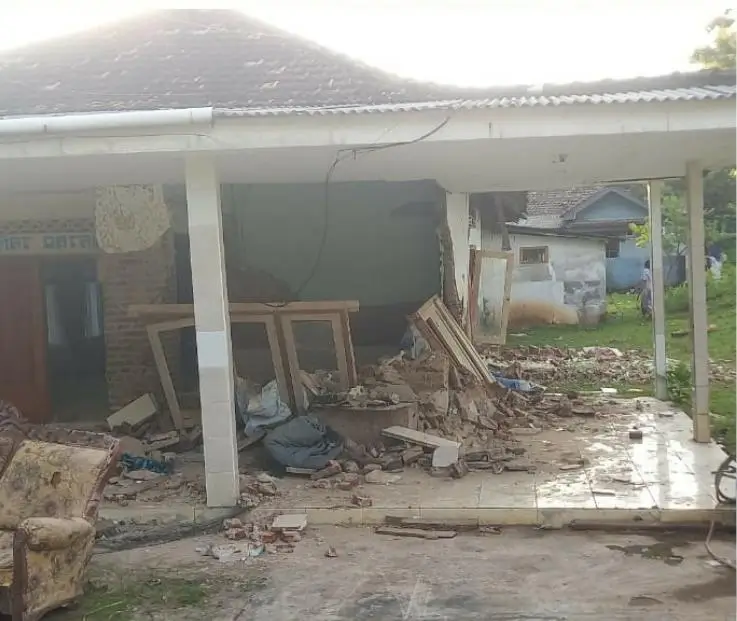 Kondisi rumah terdampak gempa di wilayah Kabupaten Gresik Jawa Timur, Jumat (22/3/2024) | dok/foto: BPBD Gresik