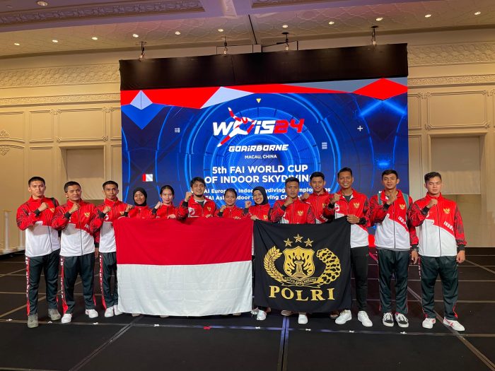 Tim penerjun Polri dalam kompetisi Skydiving yang digelar di Macau, China | source: Hum/Polri
