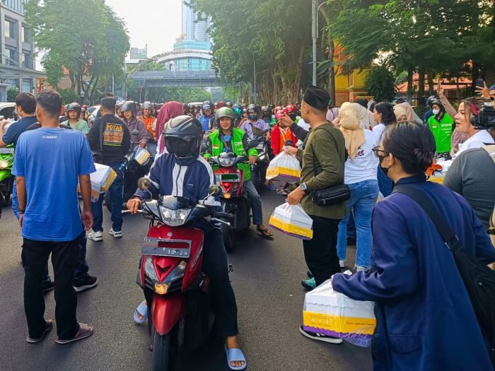 Pembagian takjil berbuka puasa di depan Alun-alun Balai Pemuda Surabaya, Selasa (2/4/2024) sore | dok/foto: and/Bicaraindonesia.id