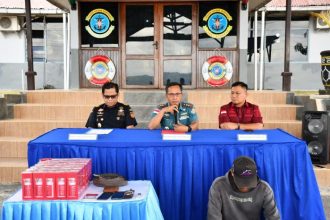 Konferensi pers ungkap kasus penggagalan barang ilegal di perbatasan laut Indonesia-Malaysia, yang berlangsung di Lanal Nunukan, Kamis (4/4/2024) | dok/foto: Dispen Koarmada II