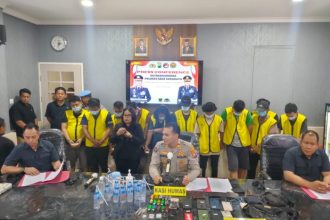 Pelaku bersama sejumlah barang bukti saat diamankan di Polrestabes Surabaya, Kamis (18/4/2024) | dok/foto: Dimas AP