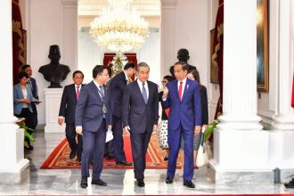 Presiden Joko Widodo menerima kunjungan kehormatan Menteri Luar Negeri Republik Rakyat Tiongkok (RRT) Wang Yi di Istana Merdeka, Jakarta, Kamis (18/4/2024) | dok/foto: BPMI Setpres