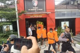 Para pelaku saat diamankan di Mapolres Pelabuhan Tanjung Perak Surabaya, Senin (29/4/2024) | dok/foto: Jk/Bicaraindonesia.id