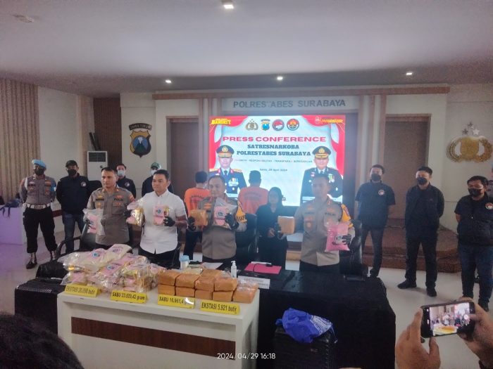 Konferensi pers ungkap kasus peredaran narkoba jaringan Sumatera-Jawa, yang digelar di Mapolrestabes Surabaya, Senin (29/4/2024) | dok/foto: Jk/Bicaraindonesia.id