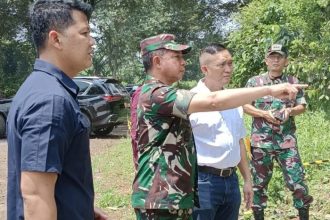 Dua dari kiri: Panglima TNI Jenderal TNI Agus Subiyanto saat meninjau gudang munisi yang terbakar | dok/foto: Puspen TNI