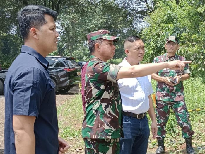 Dua dari kiri: Panglima TNI Jenderal TNI Agus Subiyanto saat meninjau gudang munisi yang terbakar | dok/foto: Puspen TNI