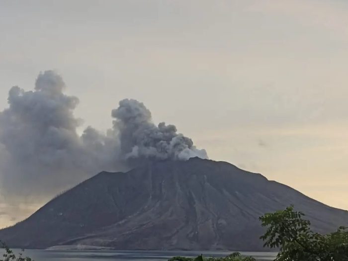 Aktivitas G. Ruang dinaikkan dari Level III (SIAGA) menjadi Level IV (AWAS) terhitung mulai tanggal 17 April 2024 pukul 21.00 WITA | dok/foto: BPBD Sitaro