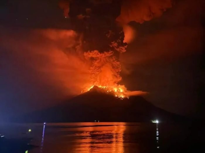 Erupsi Gunung Ruang yang terjadi pada pukul 01.30 WIB, Rabu (17/4/2024) | dok/foto: BPBD Sitaro