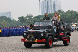 Kapolri Jenderal Listyo Sigit Prabowo bersama Panglima TNI Jenderal Agus Subiyanto saat memimpin Apel Gelar Pasukan Operasi Ketupat 2024 di Monas, Jakarta Pusat, Rabu (3/4/2024) | dok/foto: Hum/Polri