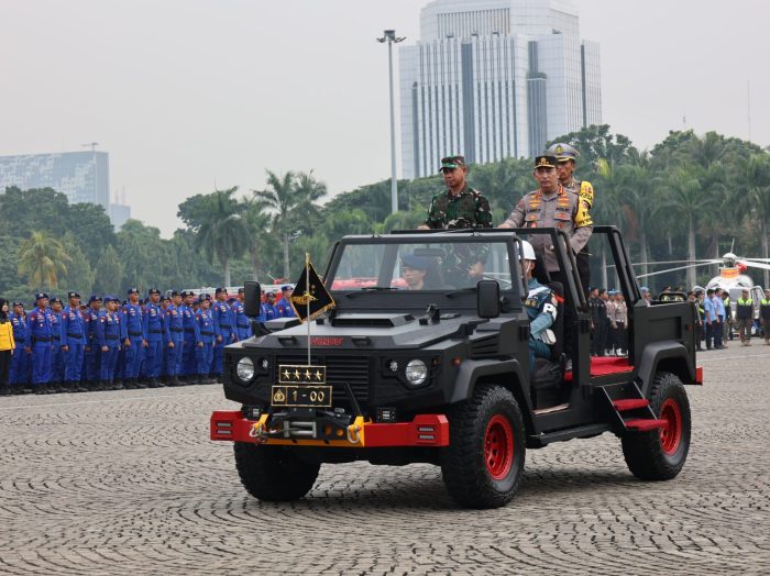 Kapolri Jenderal Listyo Sigit Prabowo bersama Panglima TNI Jenderal Agus Subiyanto saat memimpin Apel Gelar Pasukan Operasi Ketupat 2024 di Monas, Jakarta Pusat, Rabu (3/4/2024) | dok/foto: Hum/Polri