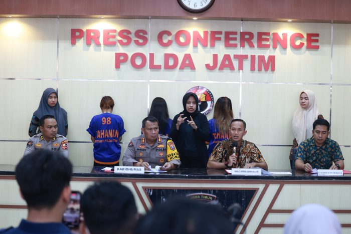 Konferensi pers ungkap kasus penipuan investasi bodong di wilayah hukum Polda Jawa Timur, Jumat (5/4/2024) | dok/foto: Hum/Polda