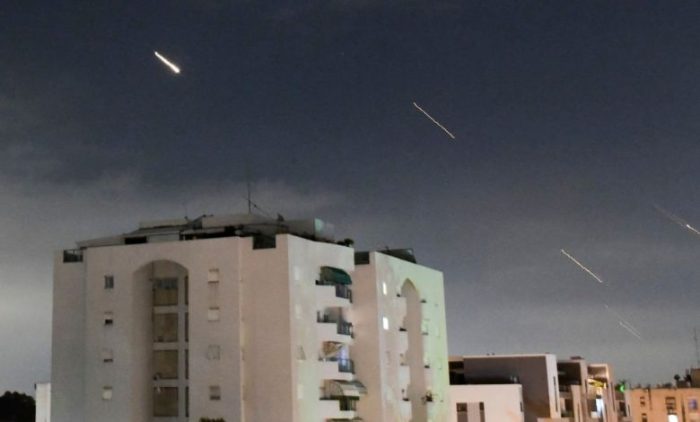 Sistem pertahanan udara Iron Dome Israel diluncurkan untuk mencegat rudal yang ditembakkan dari Iran, di Israel tengah, Minggu (14/4/2024) | Source: AP