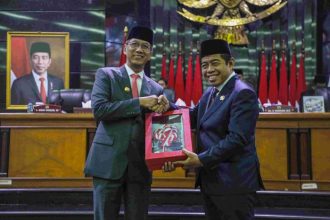 Pj Gubernur DKI Jakarta Heru Budi Hartono saat menyerahkan LKPJ TA 2023 di dalam rapat paripurna di Gedung DPRD DKI Jakarta, Jakarta Pusat, Kamis (18/4/2024) | dok/foto: Kominfotik DKI Jakarta