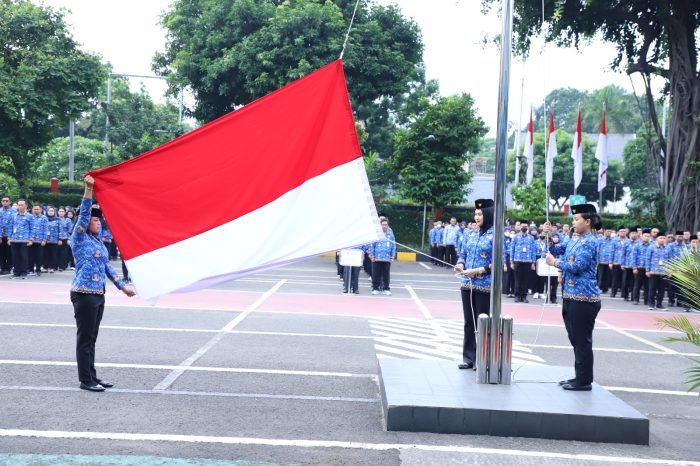 Aparatur Sipil Negara (ASN) di lingkup Kementerian PANRB mengikuti upacara bendera memperingati Hari Ibu ke-95, Jumat (22/12/2023) | dok/foto: Hum/KemenpanRB