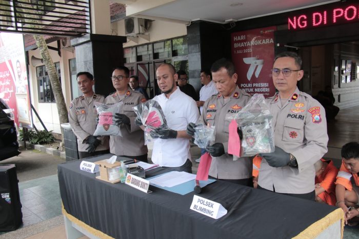 Polisi menunjukan sejumlah barang bukti yang digunakan para pelaku untuk melakukan aksi tindak pidana curanmor | dok/foto: Hum/Res