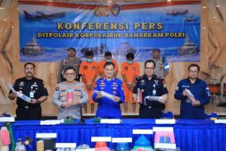 Konferensi pers terkait kasus penyelundupan benih bening lobster, yang digelar di Mako Polairud Baharkam Polri, Jakarta Utara, Jumat (17/5/2024) | dok/foto: Hum/Polri