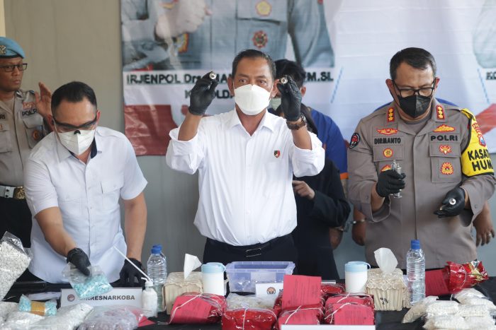 Ungkap kasus produksi narkoba di Kertajaya Indah Timur Surabaya, Senin (20/5/2024) | dok/foto: Hum/Polri