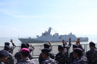 Upacara apel gelar pasukan dan pelepasan KRI Raden Eddy Martadinata-331 di Dermaga Madura Koarmada II, Surabaya (31/5/2024) | dok/foto: Dispen Koarmada II