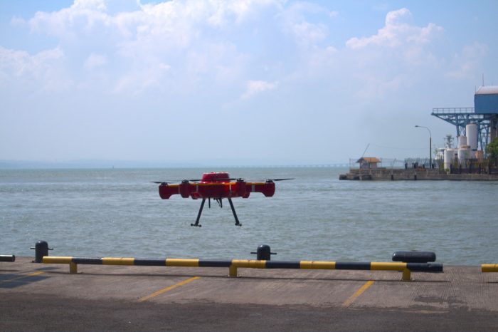 Drone sniffing saat akan melakukan uji coba floater system di Pelabuhan Tanjung Perak, Surabaya