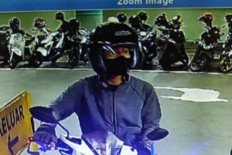 Tangkapan layar CCTV saat pelaku melakukan aksi pencurian di parkiran mal | dok/foto: Istimewa