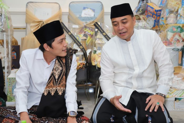 Gus Iqdam saat menerima kedatangan Wali Kota Eri Cahyadi di Markas Pusat Sabilu Taubah, Kecamatan Srengat, Kabupaten Blitar, Senin (6/5/2024) malam | dok/foto: Pemkot Surabaya