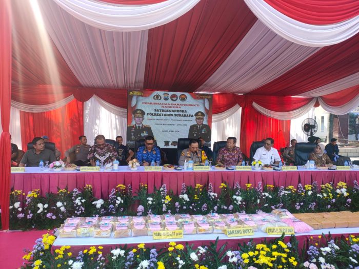 Konferensi pers pemusnahan barang bukti narkoba di halaman Mapolrestabes Surabaya, Jumat 17 Mei 2024 | dok/foto: Dimas AP