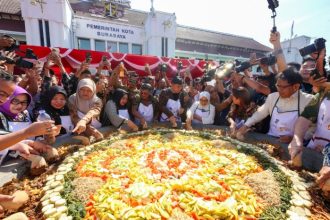 Festival Rujak Uleg di Taman Surya, Balai Kota Surabaya, Minggu (19/5/2024) | dok/foto: Pemkot Surabaya