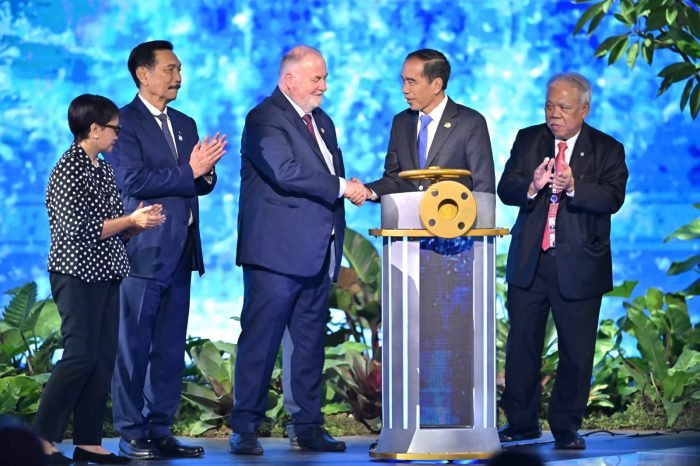 Presiden Jokowi (kedua kanan) berjabat tangan dengan Presiden World Water Council Loïc Fauchon seusai membuka WWF ke-10 di Bali International Convention Center, Nusa Dua, Badung, Bali, Senin (20/5/2024) | dok/foto: MC WWF-10