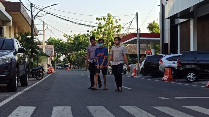 Pelaku AP saat diamankan Subdit V Siber Ditreskrimsus Polda Jawa Timur | dok/foto: Istimewa